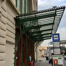 長距離バスが到着する、鉄道駅前