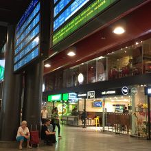 駅の構内。頭上には電光掲示板