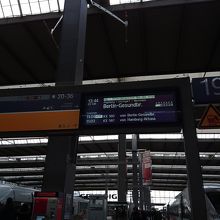 乗る前に列車の行先と経路表示に注意