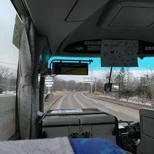 ＳＬ広場が見えてきてスキー場行き｢→｣サインも有ります