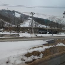 屋外展示の蒸気機関車のすぐ裏手がスキー場