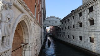 建物の裏にある、装飾された真っ白の橋