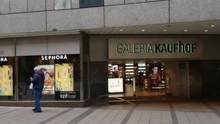 マリエン広場近くのデパート