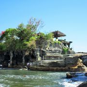 昼間は暑いに決まってる　インド洋の荒波が打ち付ける岩山に立つ　タナロット寺院