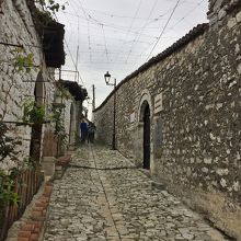 石畳の小路にオヌフリ・イコン博物館