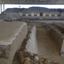 屋根の下の遺跡です。