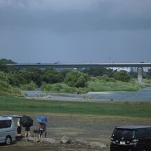 左側が中津川、右側が相模川