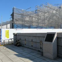 南西方向から南西詰辺りの様子(右手が説明板の石柱)