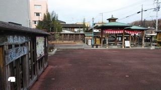 ゆったりとくつろげる足湯広場