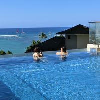 ８階「インフィニテイ・プール＆海側」の景色。