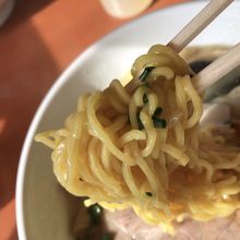 麺に絡んだ鶏白湯が最高だ