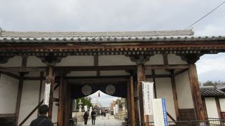 小さい門です、鎌倉時代前期の創建と