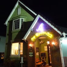 店舗外観。駐車場あり