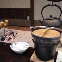 囲炉裏端で郷土料理