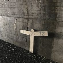 トンネル内、鉄道の標識