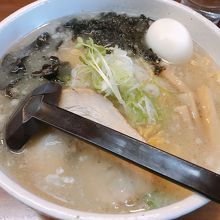 塩ラーメン大盛りにゆで卵を自ら入れています。900円