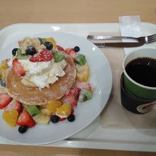 フルーツレインボーパンケーキとマカダミアナッツコーヒー