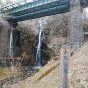 鉄橋のそばにある小野の滝