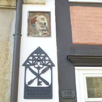 ロマンチック ホテル ヴァルハラ の表示と熱した石炭上の悪魔