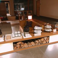 夜食の味噌汁とおにぎりとパウンドケーキ