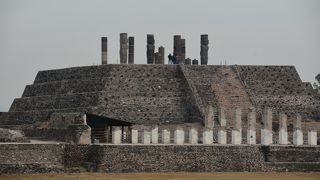 ピラミッドの上に戦士の像が立つマヤ遺跡