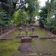 賀茂真淵や沢庵和尚をはじめとする数多くの著名人が眠る墓地