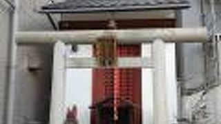 街に溶け込む小さなお稲荷様