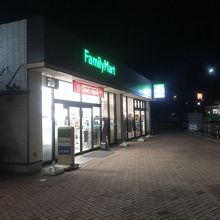 スターバックスの隣の棟のファミマです。