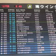 成田国際空港の発着時間は、原則的に午前６時から午後１１時までです。