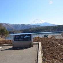 道筋にスポットとなる表示板がある