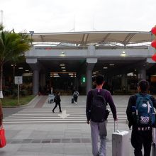 空港バス停から空港内に向かいます