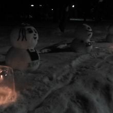 沢山の雪だるまが並ぶ冬の常磐公園内歩道の様子