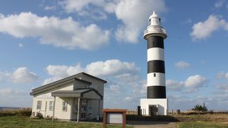 「日本の灯台50選」に選ばれた縞模様の灯台