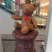 ぽすくまの像です。