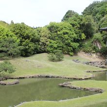 国の史跡に指定されている池泉庭園