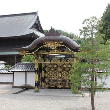 南側の白砂を敷いた平庭