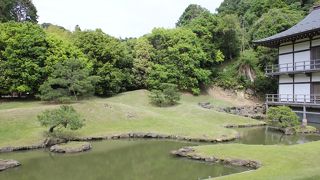 国の史跡に指定されている池泉庭園