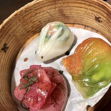 ドラゴンフルーツを使った蒸し餃子