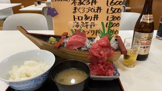 こぼれるの前提のマグロ刺身定食