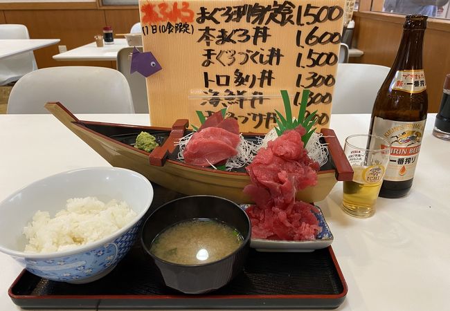 こぼれるの前提のマグロ刺身定食