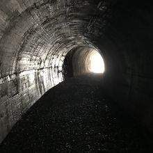 長島ダムにある廃線跡のトンネル