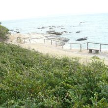 燈明堂の麓の海岸