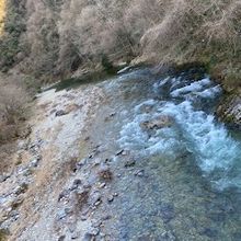 渓谷を流れる水の流れ