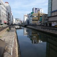 川幅狭い小さな川