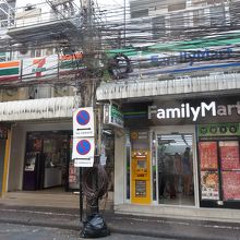 コンビニが隣どうしに