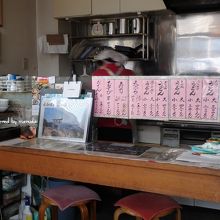 まさに昭和の時代の駄菓子屋の雰囲気が残っている。