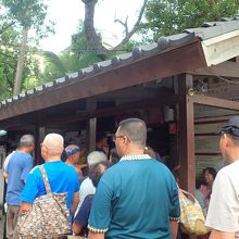 清掃後、再開する前に待ち受ける人達