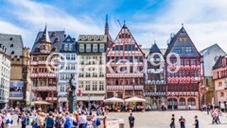 レーマー広場を囲むように歴史的建造物が建っています。