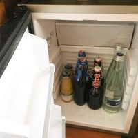 部屋の冷蔵庫にある無料のドリンクです。水は炭酸水でした。