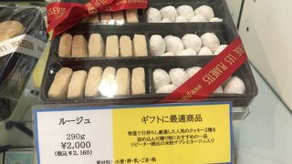 可愛らしいお店　店舗とカフェが併設